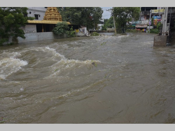 సెల్లార్ లలోకి వరద నీరు: సెల్లార్ లలోకి వరద నీరు: