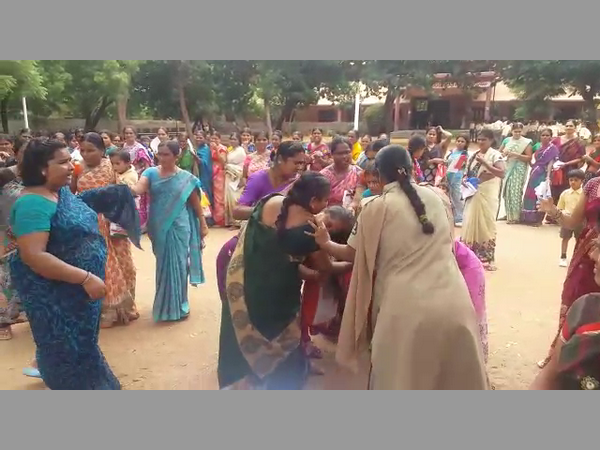 చెప్పులతో కొట్టుకున్న మహిళలు