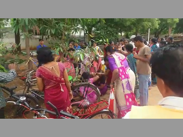 భయపడి దుర్మార్గాలకు పాల్పడుతున్నారు