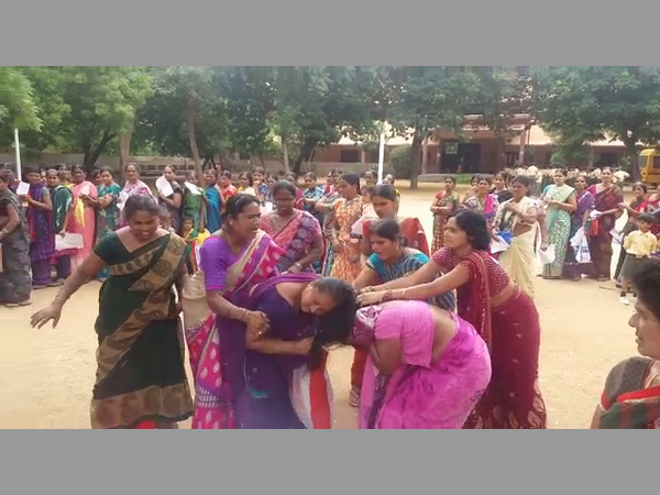 ఒకరి జుట్టు పట్టుకొని మరొకరు కొట్టుకున్నారు