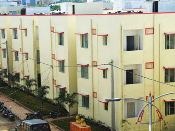 ఎస్సార్డీపీ కింద ఫ్లైఓవర్లు, డబుల్ బెడ్రూం ఇళ్లపై ఇలా పెదవి విరుపు