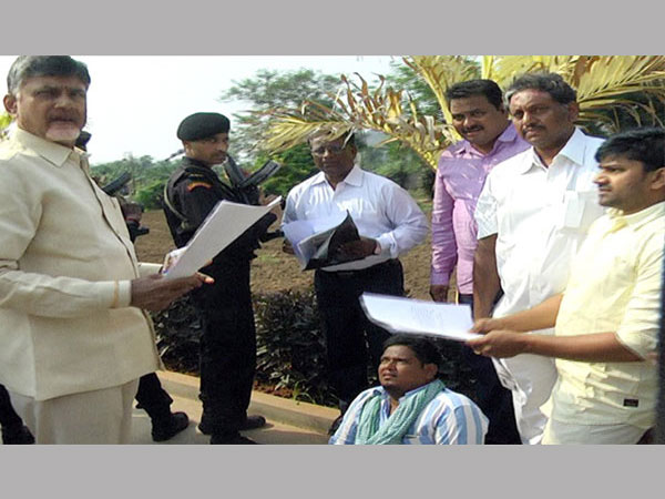 సెక్యూరిటీ అధికారి వచ్చి చెప్పినా సెక్యూరిటీ అధికారి వచ్చి చెప్పినా