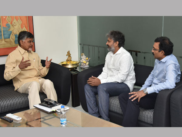 డిజైన్ల గురించి పూర్తిగా ఆరా తీసిన రాజమౌళి