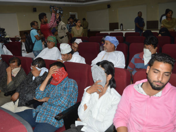 వేలంపాట వలె అమ్మాయిల అందానికి వెల