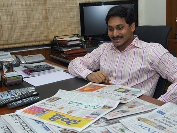 విదేశాల నుంచి వచ్చాక ఏదో చేయాలనే జగన్ ధర్నా