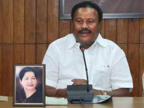 క్షమించాలని వేడుకొన్న మంత్రి శ్రీనివాసన్ క్షమించాలని వేడుకొన్న మంత్రి శ్రీనివాసన్