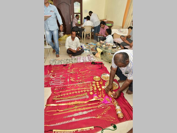 బయట తాళం వేసి లోపల ఉన్న గాయత్రి