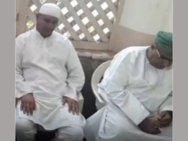 మత పెద్ద ముసుగులో: