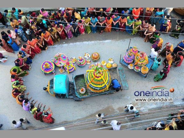 30 వరుసల్లో.. కానీ వర్షం వల్ల ఆగిపోయింది