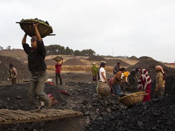 కీళ్ల నొప్పులు, మోకాలి చిప్పలతోనే కార్మికులు విధులకు హాజరు