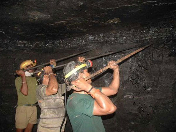 నడవలేని పరిస్థితుల్లోనూ ఇలా కార్మికులు