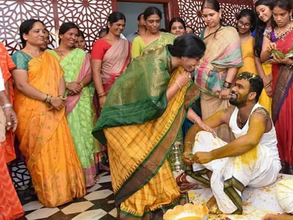 స్వచ్చంధంగా తరలి వస్తున్నారు