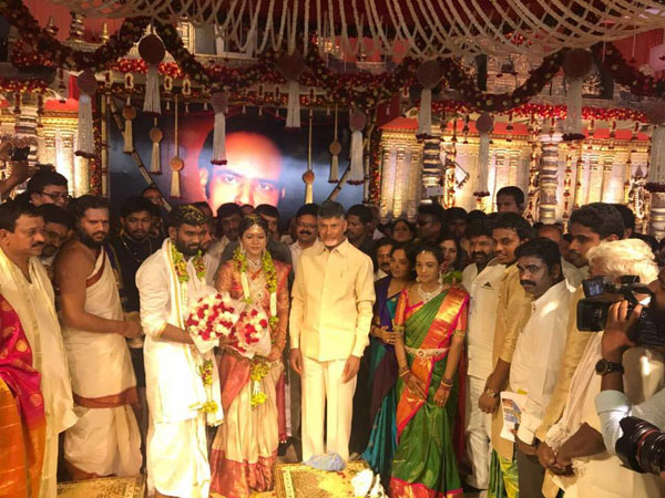 వధూవరులకు చంద్రబాబు ఆశీర్వాదం