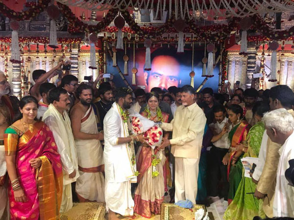  చంద్రబాబు చేతులు ఊపుకుంటూ