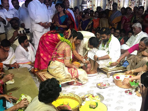 మంచు లక్ష్మీతో సెల్ఫీలు దిగేందుకు ఎగబడ్డారు