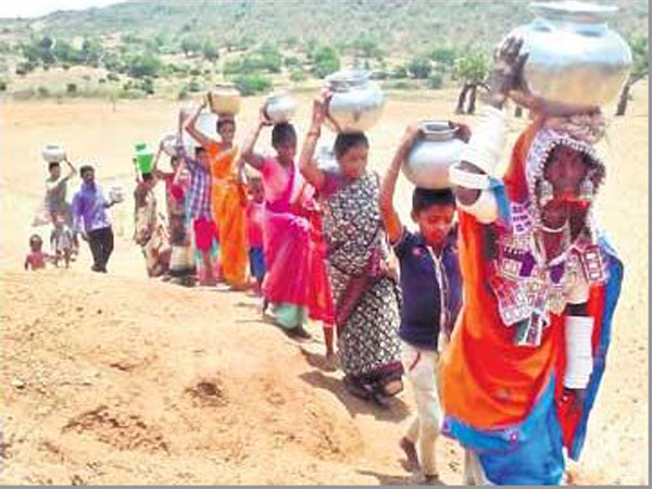 బోరుబావి చుట్టూ మురుగు, చెత్త 