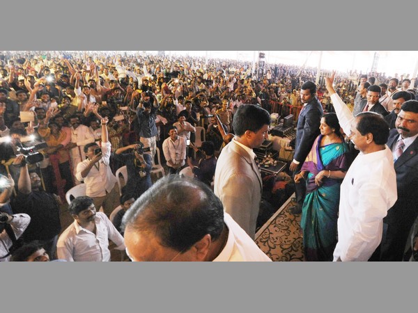 అభివాదం చేస్తూ, విక్టరీ సింబల్ చూపిస్తూ