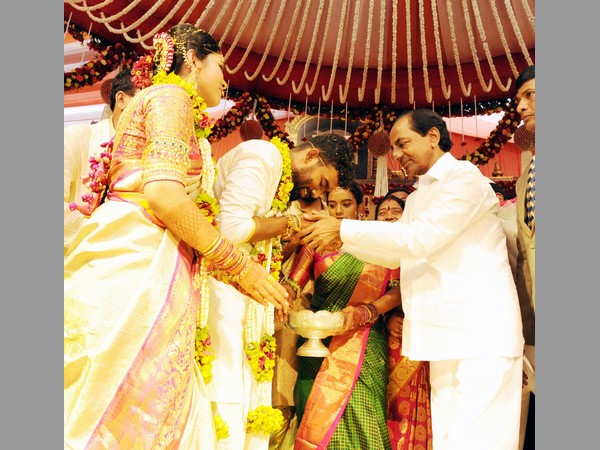 ఇరువురు సీఎంల ఆశీర్వాదం