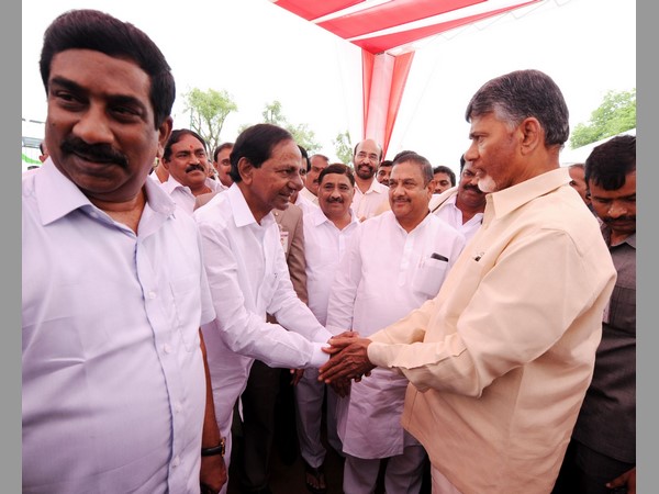 చంద్రబాబు-కేసీఆర్ కరచాలనం