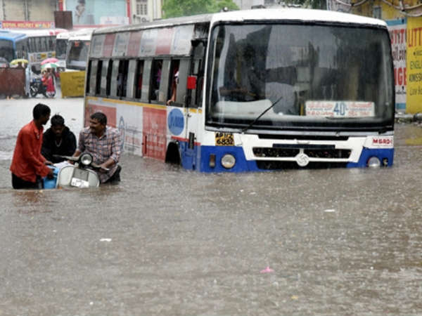 రోడ్లపై మోకాళ్లలోతు నీరు...