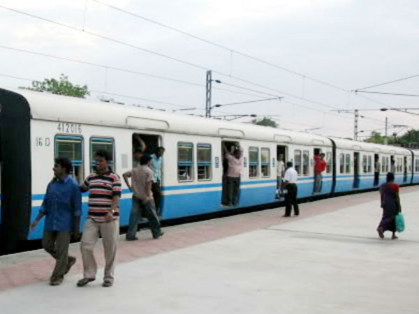 వర్షం తగ్గుముఖం పట్టాక కదిలిన రైళ్లు...