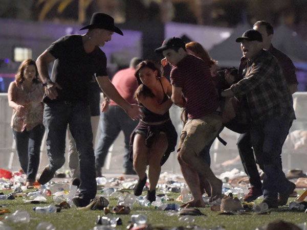  ఆ జంటలో అందరి జుట్టూ లాగిన మహిళ