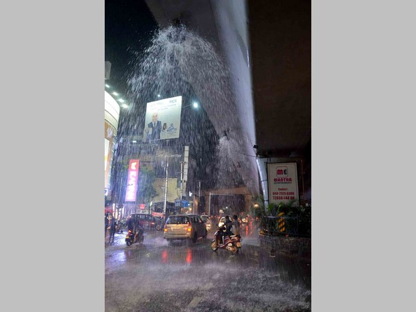 పొంగిపొర్లిన నాలాలు, రహదారులు