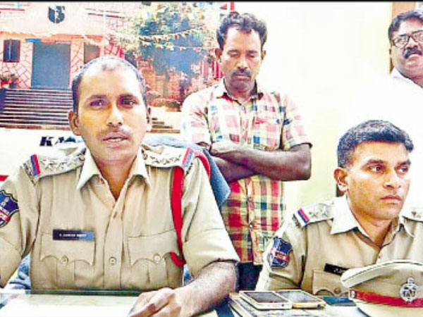 బెదిరిస్తూ వచ్చాడు.