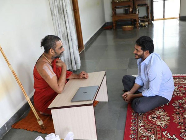  జీయర్ పాదాలకు మొక్కిన జగన్