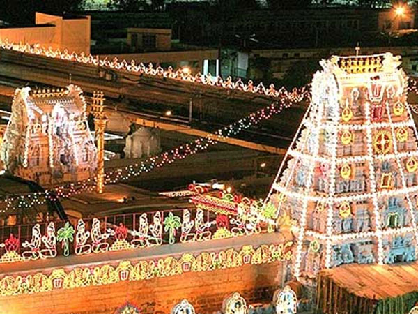 శ్రీవారి పాదసేవ చేస్తేనే గర్భాలయంలోకి ప్రవేశం