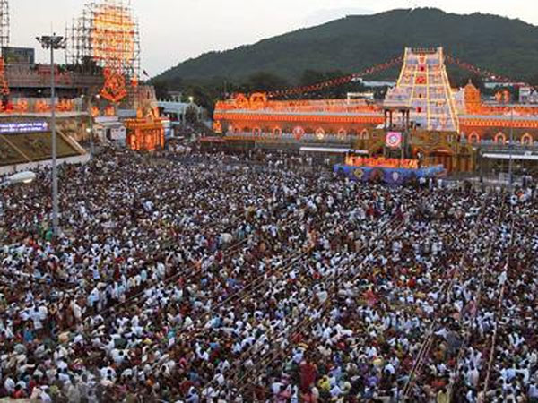 నిబంధనలకు విరుద్దంగా మహద్వారం గుండా ఆలయప్రవేశం