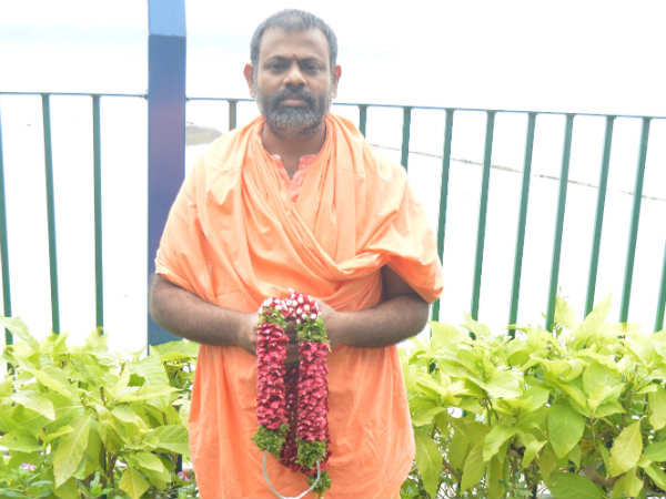 అదే సమయంలో పరిపూర్ణానంద స్వామి వివాదాస్పద రచయిత 