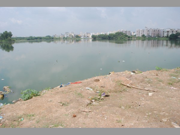 మరో వ్యక్తితో సన్నిహితంగా