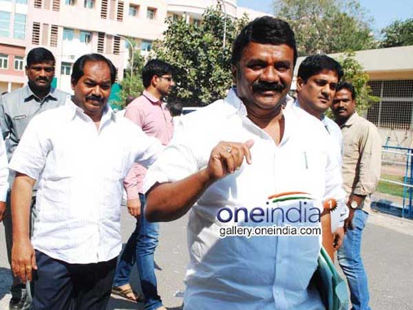 కాన్వాయ్ ఆగడంతో కాన్వాయ్ ఆగడంతో