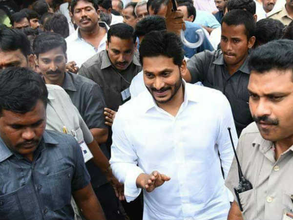  పాదయాత్రపై పార్టీ నేతలతో జగన్ కీలక సమావేశం