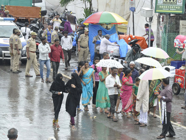  చేతులెత్తిన పోలీసులు,