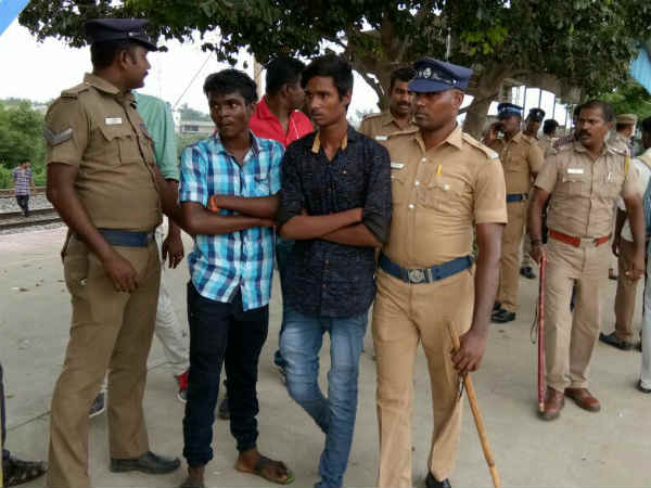 యువకుల చేతిలో కత్తులు..