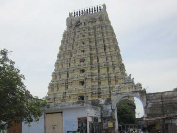 ఆలయం మెట్లపై కూర్చొని బిచ్చమెత్తుకున్నాడు