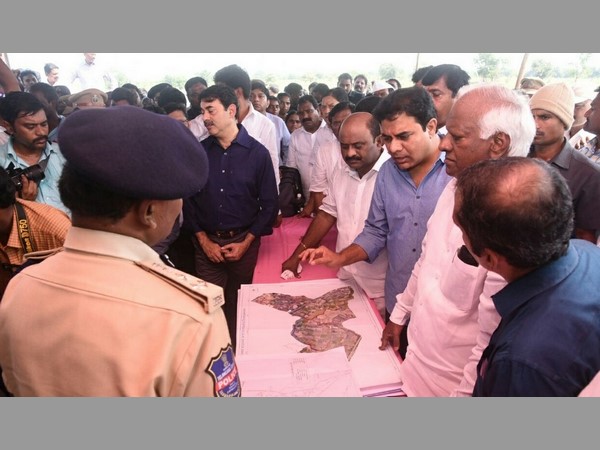 కలెక్టర్ ఆమ్రపాలి మాట్లాడేందుకు ప్రయత్నించగా..