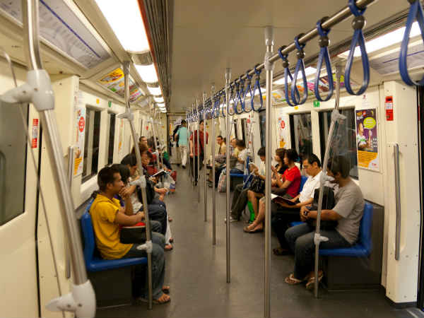 మెట్రో రైళ్లలో వెళ్లడం శ్రేయస్కరం...