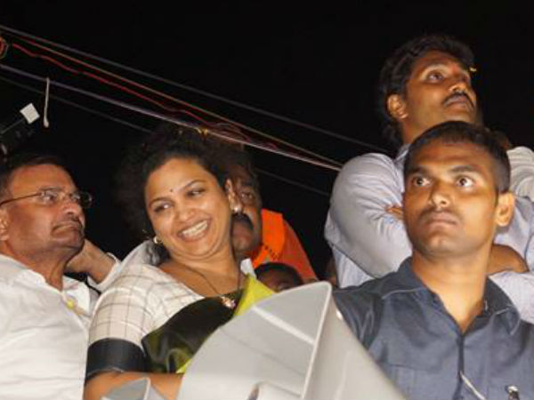 డబ్బులు అడుగుతున్నారు, దారుణం