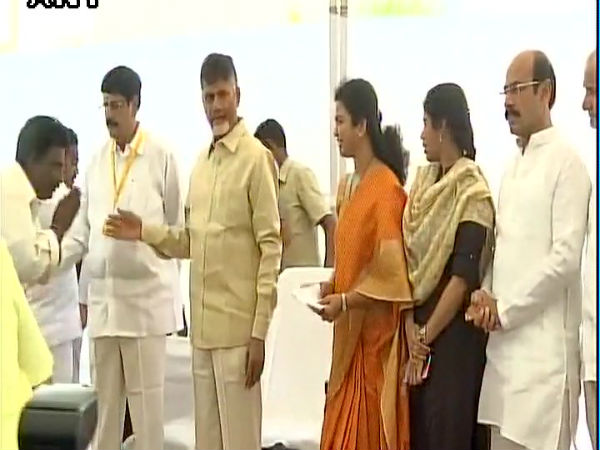 పశువులను కొంటున్నట్లుగా చంద్రబాబు కొంటున్నారు