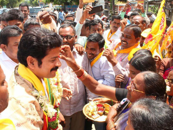 రేవంత్ రెడ్డి చుట్టూ యువత ర్యాలీ....