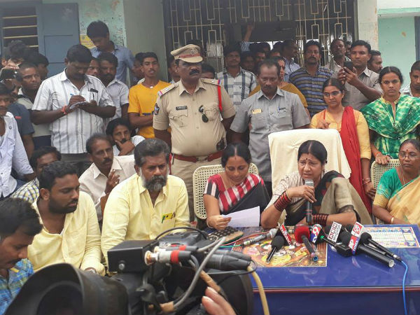 రాత్రికి రమ్మని.. నగ్నంగా మార్చి