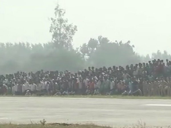 చూసేందుకు పోటీపడ్డ స్థానికులు...