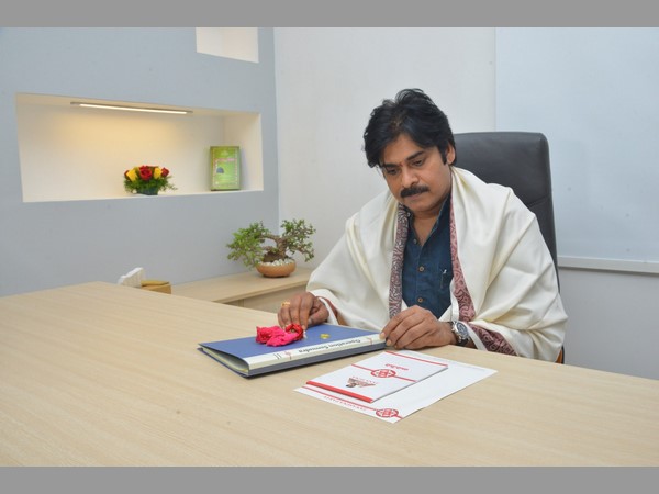 త్రివిక్రమ్, అలీ తదితరులు పాల్గొన్నారు