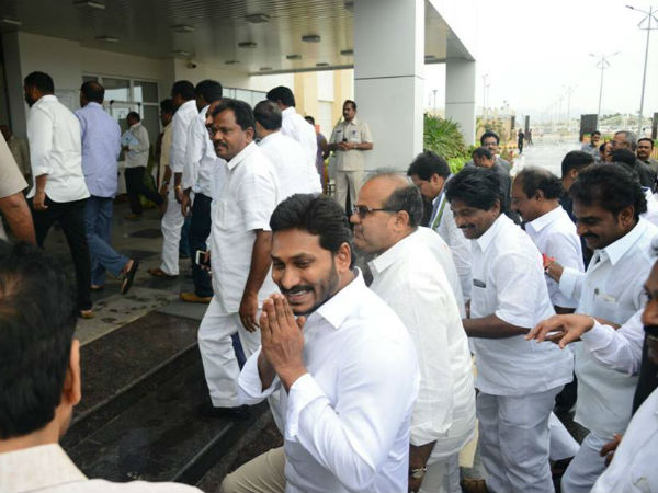 పాదయాత్ర రూట్‌మ్యాప్‌పై పవర్‌పాయింట్ ప్రజేంటేషన్