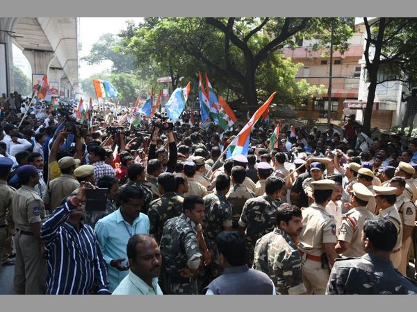 వేలాది మంది రోడ్లపైకి వచ్చారు: కోమటిరెడ్డి, షబ్బీర్