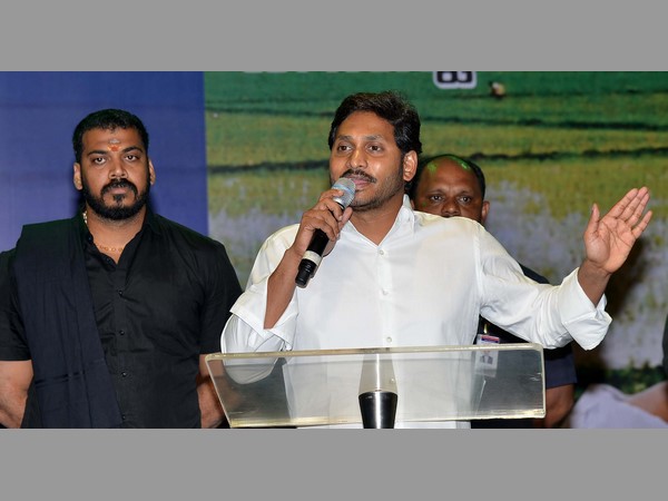 చినజీయర్ స్వామి పాదాలు తాకి అవమానించారు