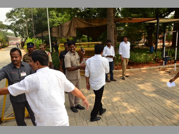 లోపలకు వెళ్లి కూర్చో అంటే..